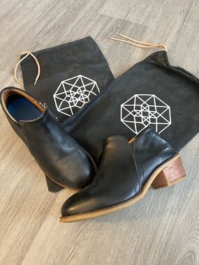 Xena Workwear Gravity Boots: Black Leather Women's Steel Toe Ankle Booties